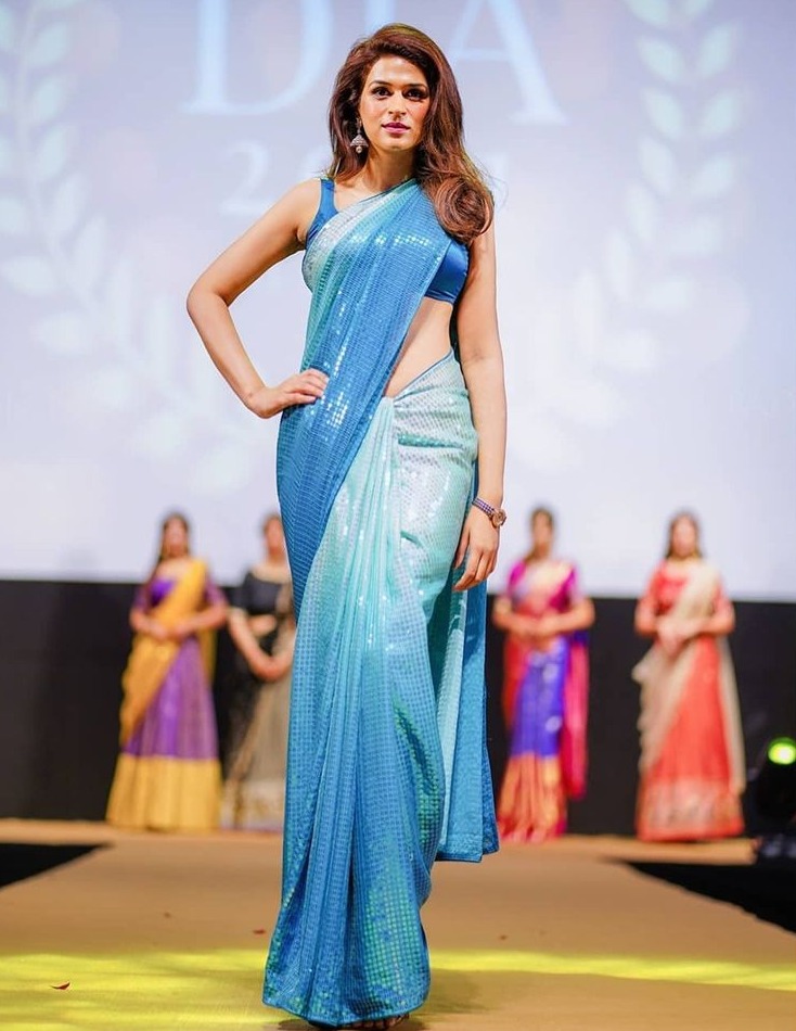Shraddha Das in a blue sequin saree at the Digital Influencer Awards!