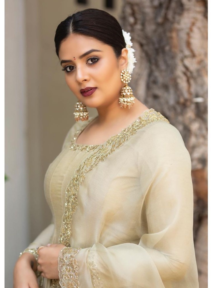 sreemukhi women day photo in traditional look