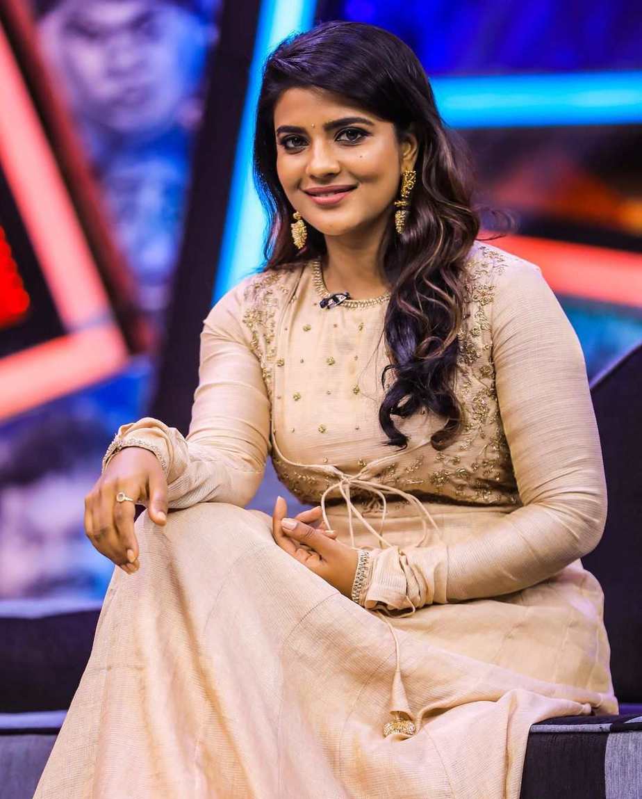 Aishwarya Rajesh stuns in a gold anarkali for a Tamil Chat show!