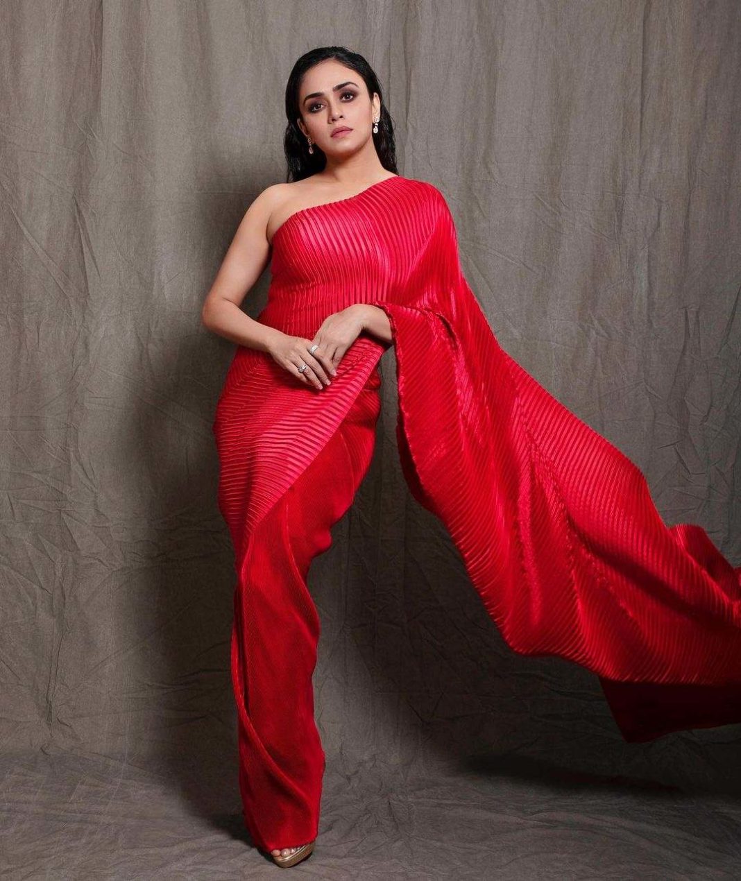 amruta khanvilkar a pre stitched saree filmfare awards 2021 amruta khanvilkar a pre stitched saree filmfare awards 2021