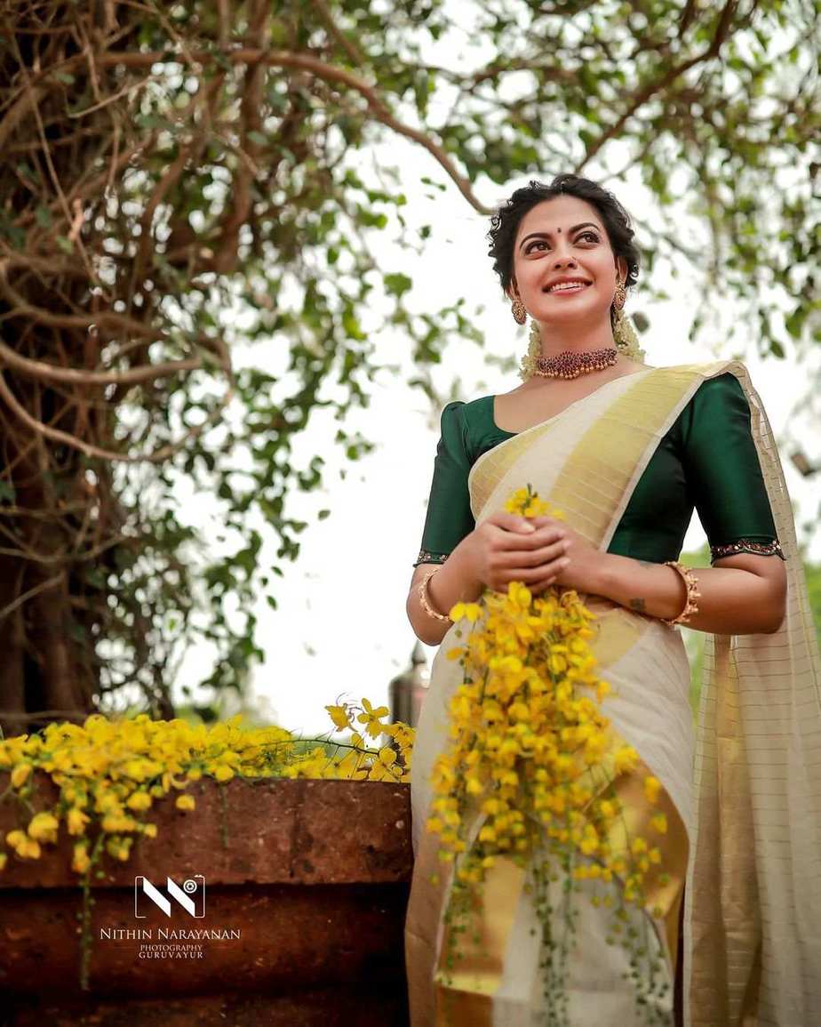 Kerala Kasavu with zari border wrap in 1 minute saree | Isadora Life