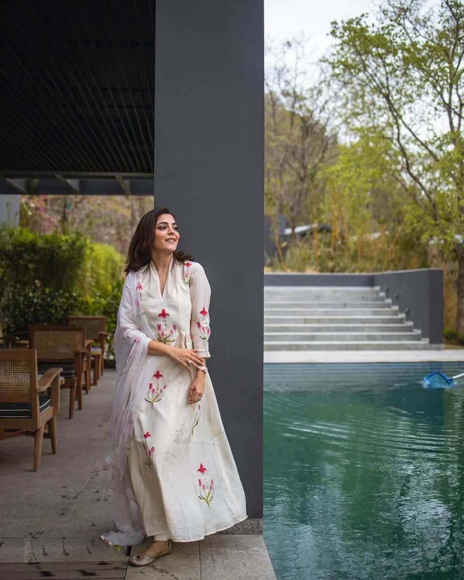 Picchika by Urvashi Sethi on Instagram: “Anna Ben ♥️ Pink anthuriums on  dull rose Spaghetti strap kurta Hand pai… | Silk organza, Spaghetti strap,  Victorian dress