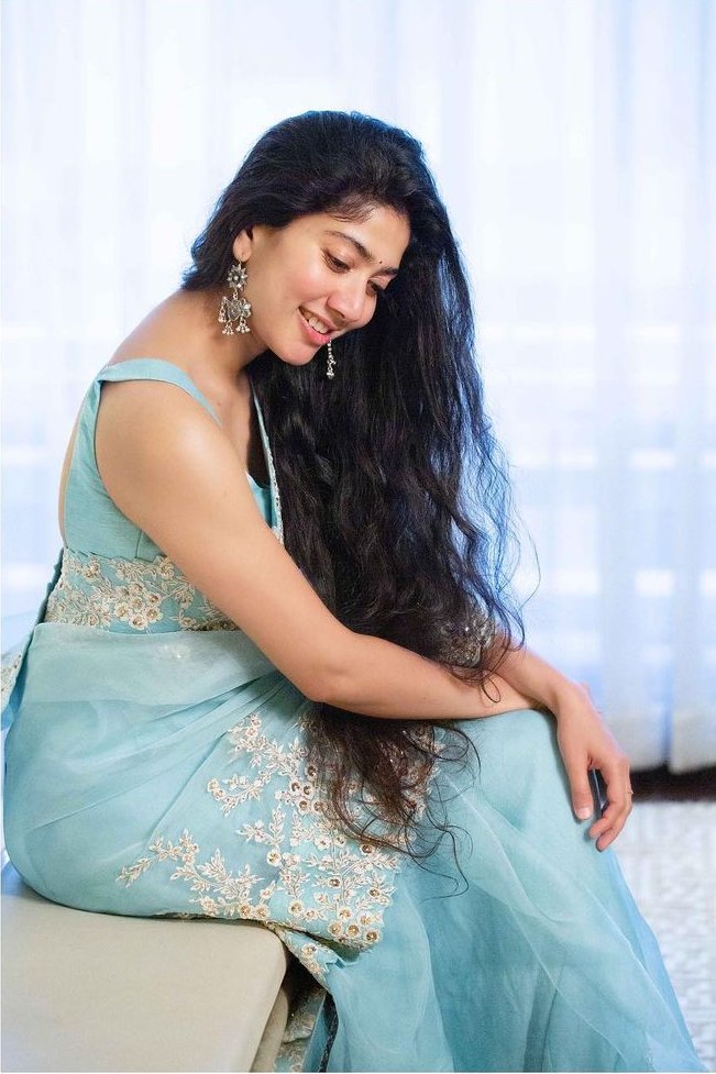 [Image: Sai-pallavi-in-sky-blue-mrunalini-rao-sa...ions-4.jpg]