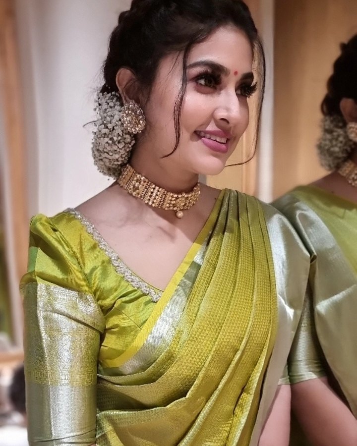 Sneha Prasanna in an olive green Kanchipuram saree by Kuzhali silks!