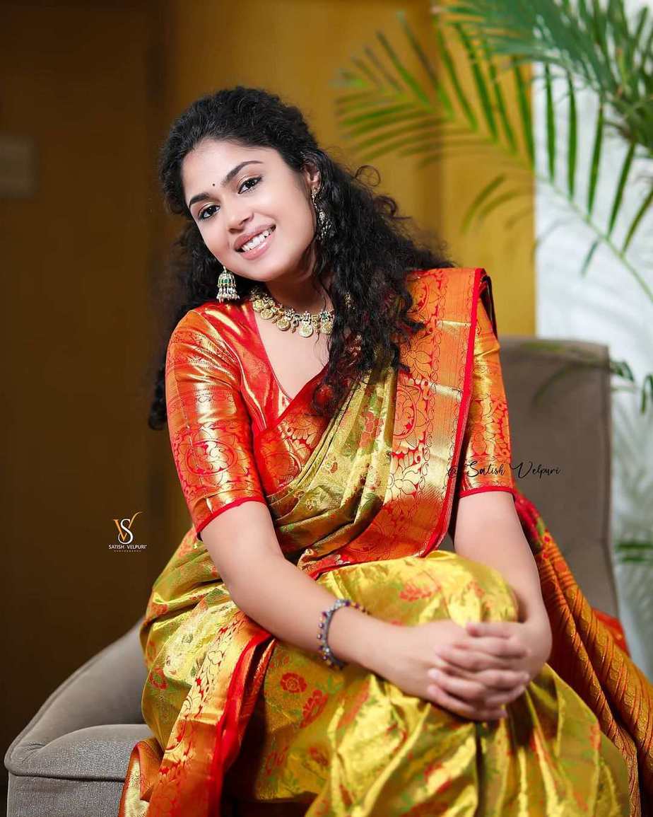 Faria Abdullah expresses her love for silks in this golden pattu saree!