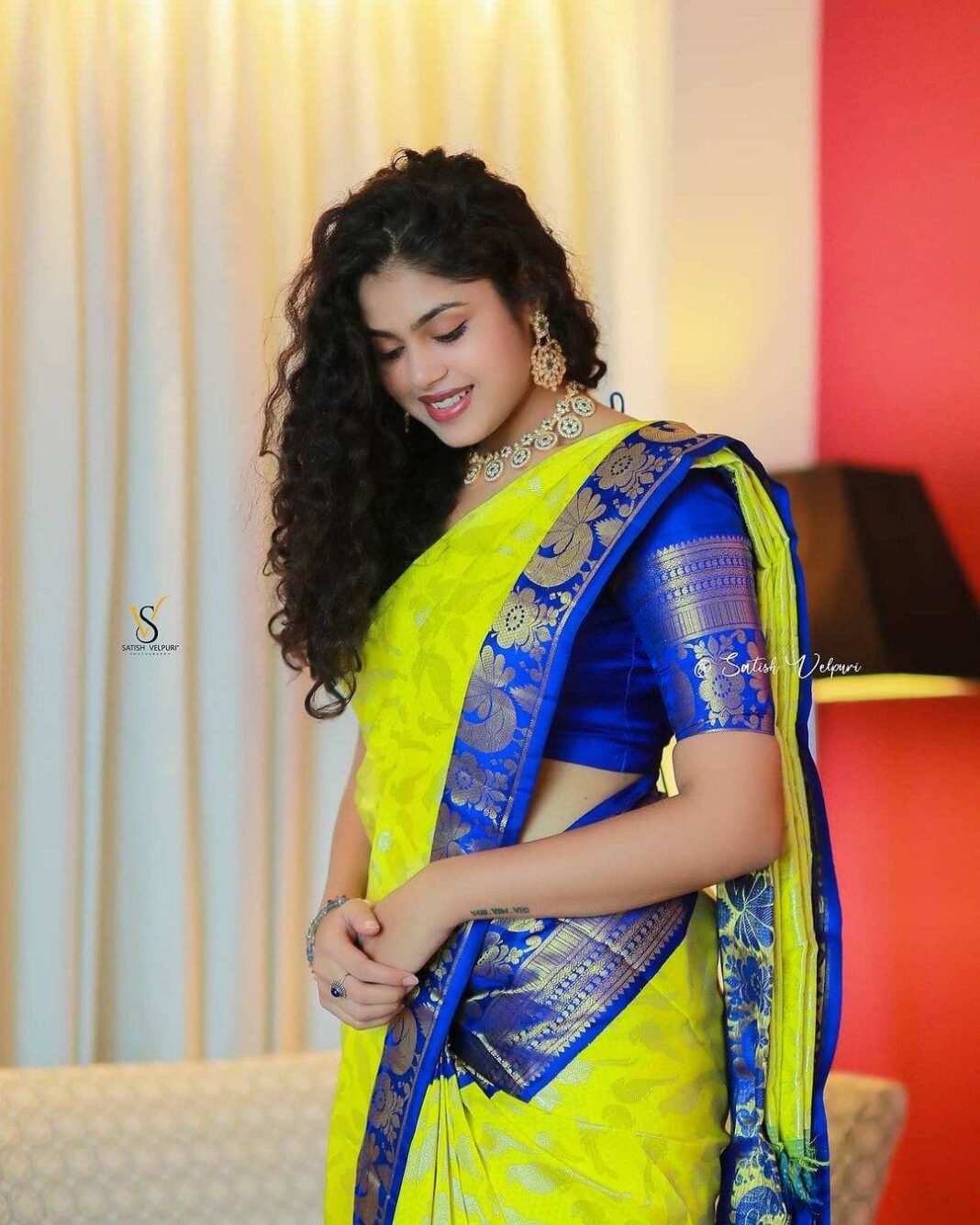 Faria Abdullah goes traditional in a neon green-blue pattu saree!