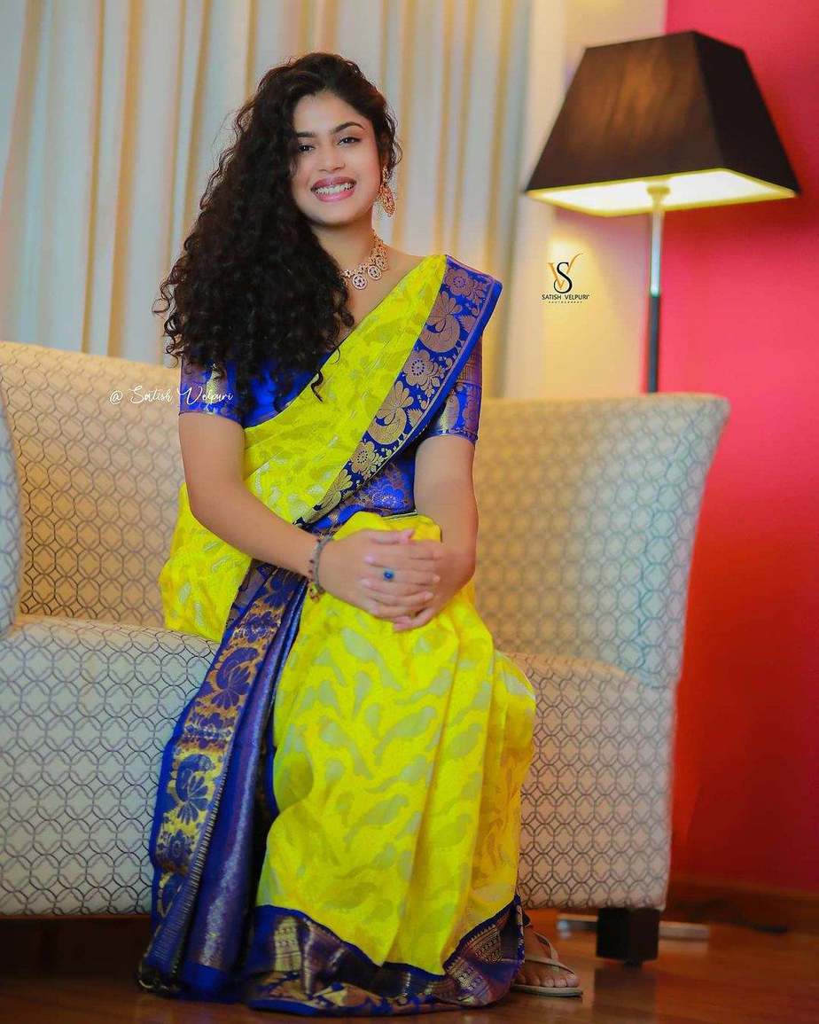 Faria Abdullah goes traditional in a neon green-blue pattu saree!