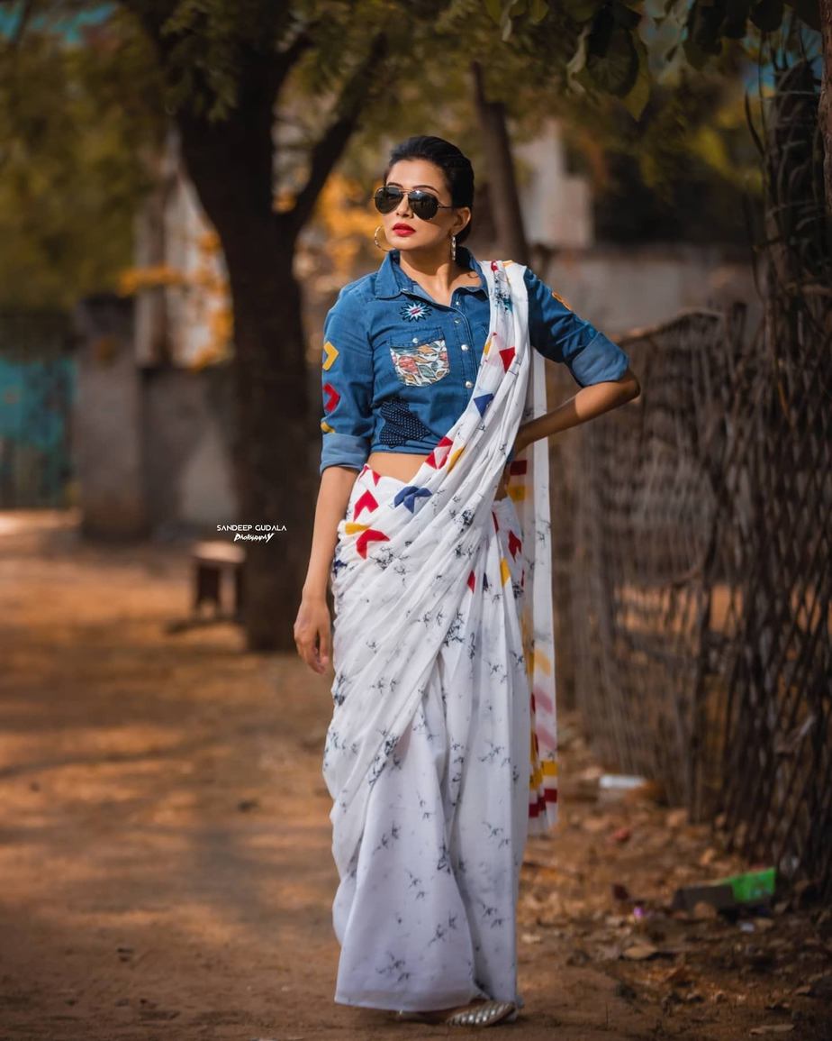 Priya Mani Raj looks uber-cool in a white printed saree for &quot;Dhee Kings!&quot;