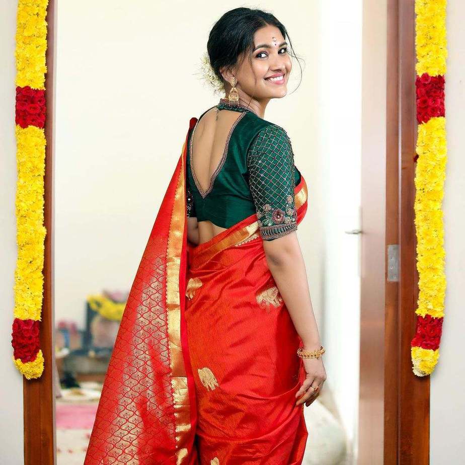 Vani Bhojan looks radiant in a red Studio 149 saree for her house warming!