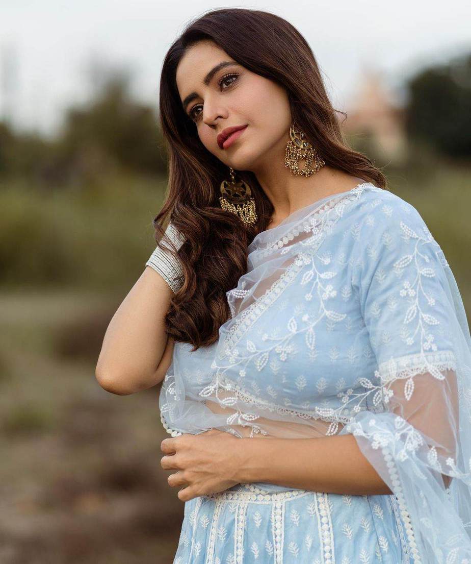 Aamna Sharif looks magical in a light blue lace worked lehenga!