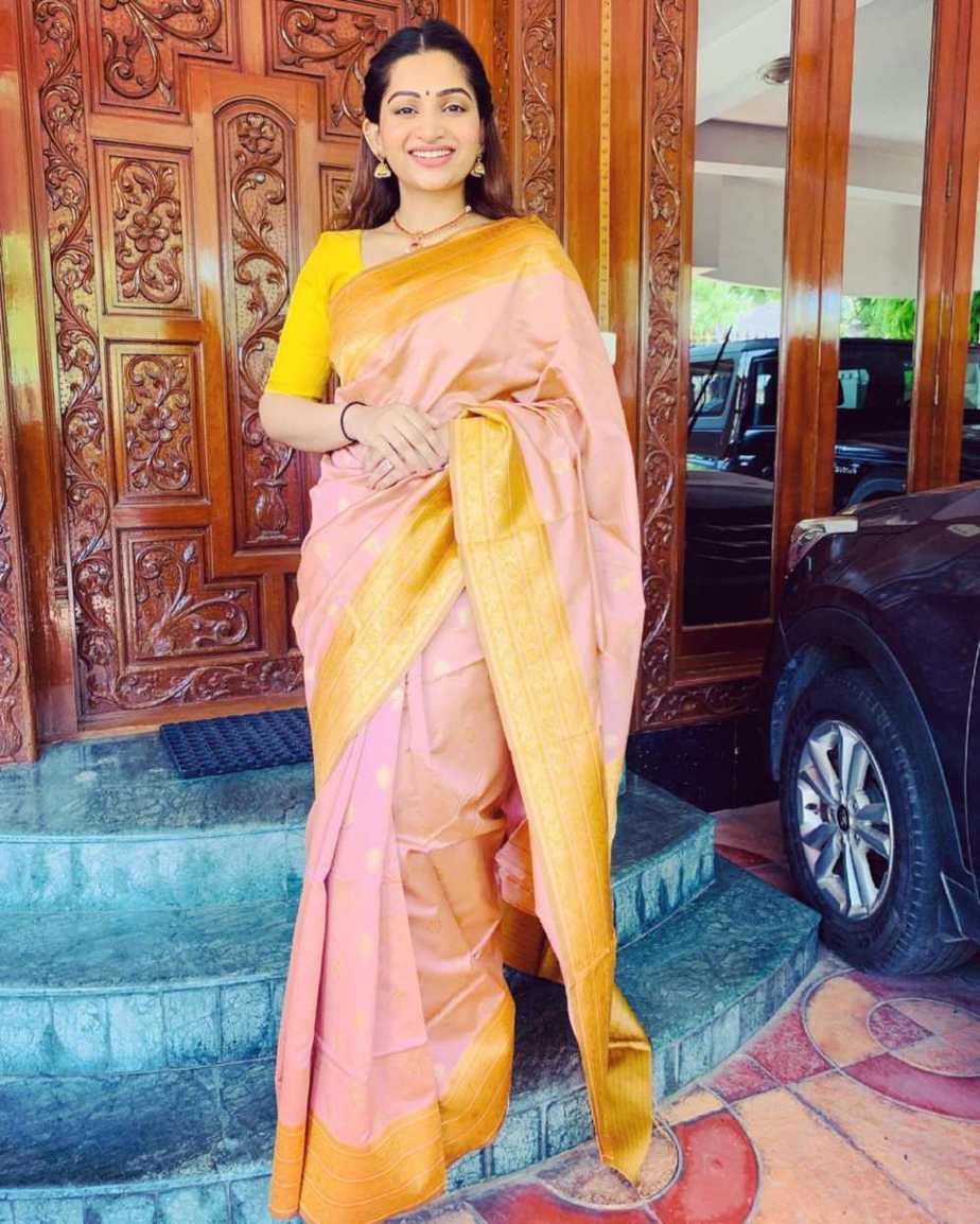 Nakshathra Nagesh looks beautiful in a dual-coloured pattu saree!