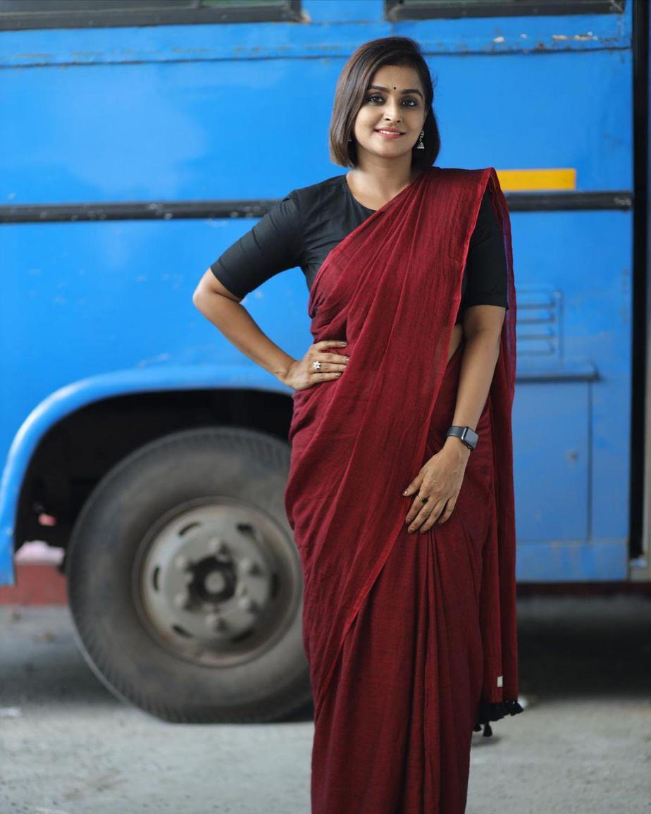 Ramya Nambeesan looks refreshing in a maroon khadi saree!