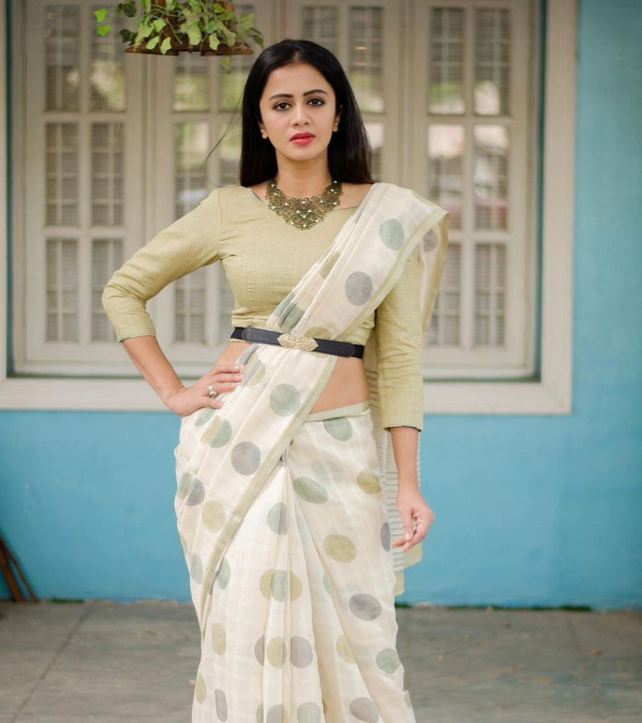 Anjana Rangan looks chic in an off-white saree with a belt!