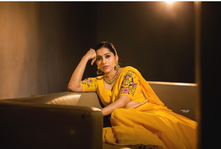 Rashmi-Gautam-in-yellow-lehenga-by-starry-dreams-for-aashadamlo-athakodallo-1.4.jpg