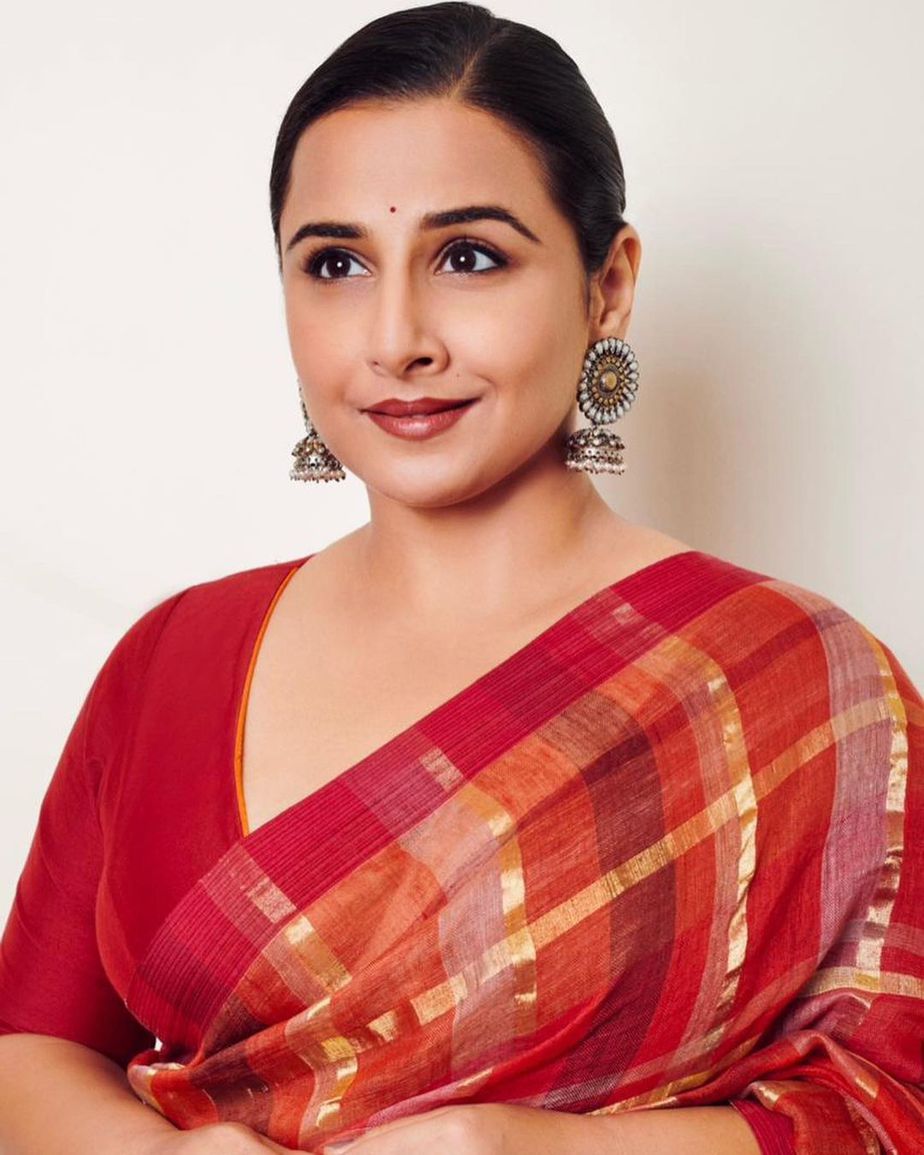 Vidya balan in red checkered saree by anavila for sherni promotions
