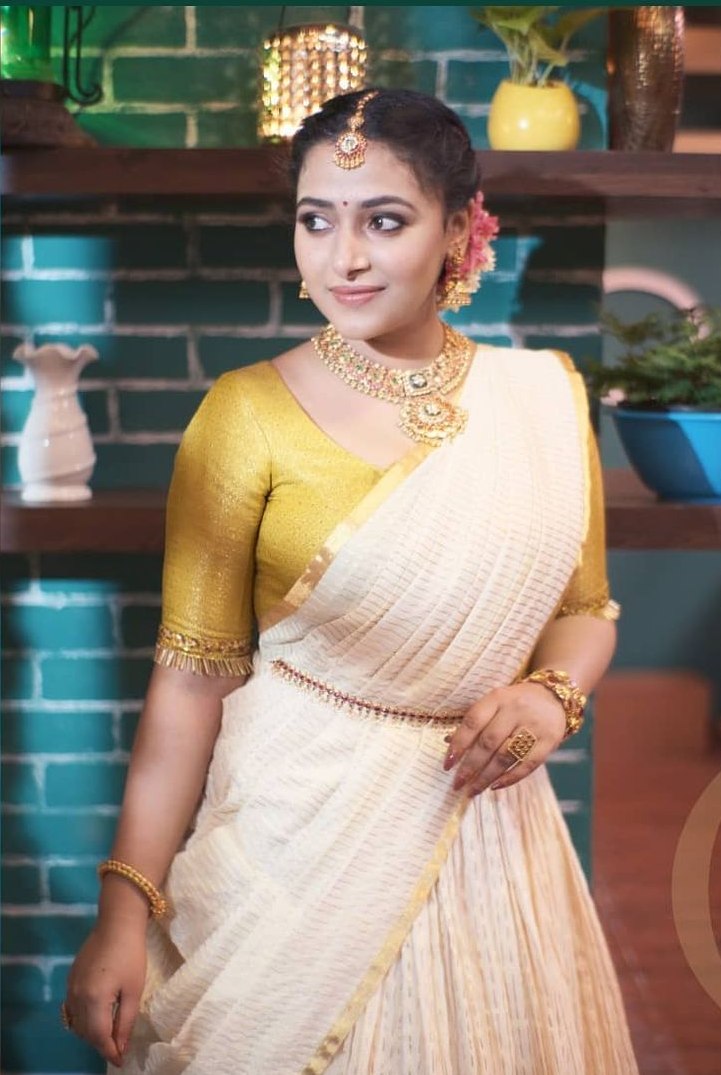 Anu Sithara Looks Everything Beautiful In A Kasavu Lehnga For Onam 2021