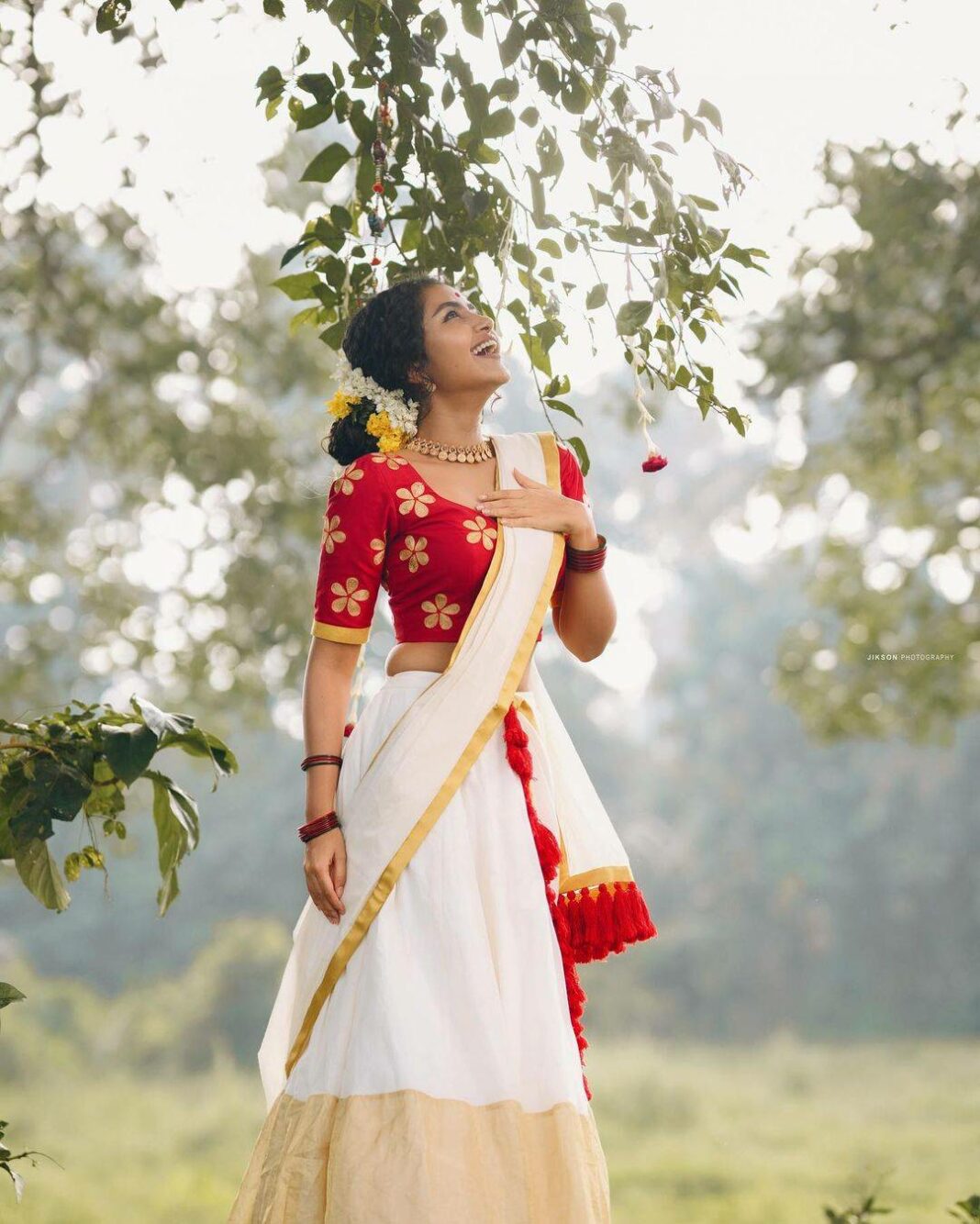 anupama-parameswaran-looks-playful-in-a-kasavu-half-saree-for-onam-2021