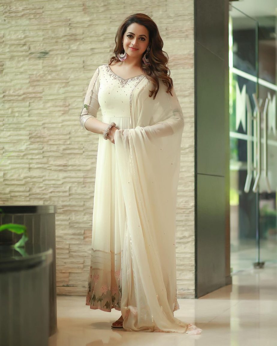 Bhavana Menon exudes elegance in an ivory anarkali set!