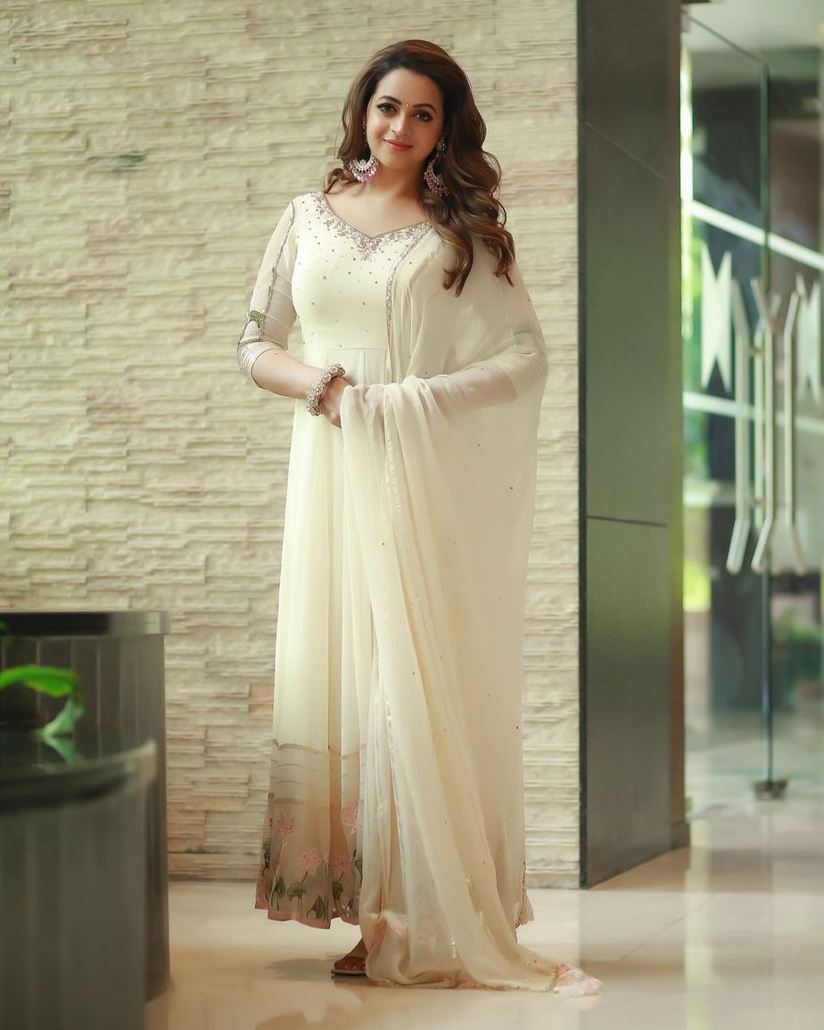 Bhavana Menon exudes elegance in an ivory anarkali set!