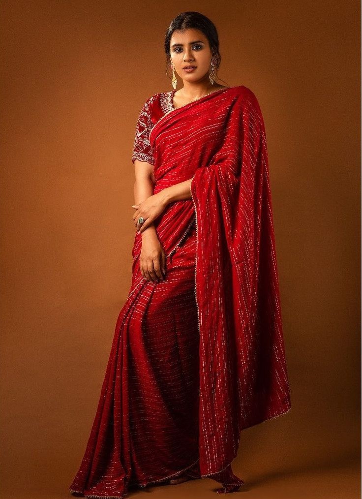 Hebah Patel looks ravishing in a red saree and a velvet blouse!