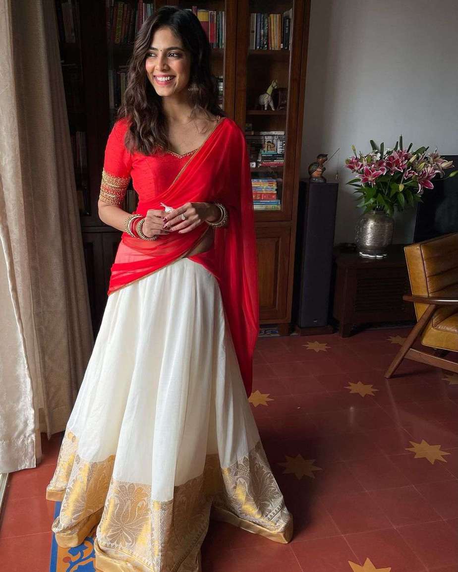 Malavika Mohanan in a handloom kasavu half saree for Onam 2021!
