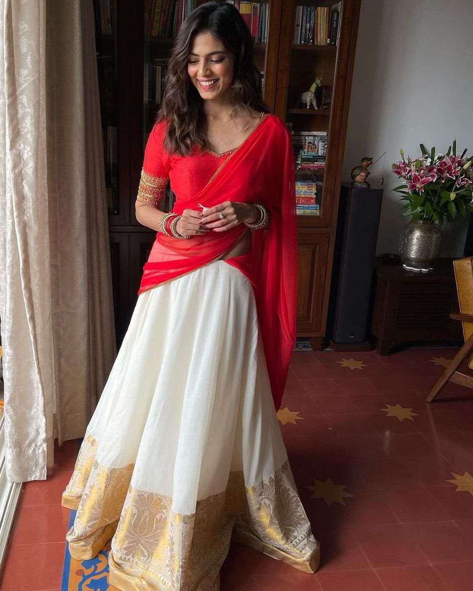 Malavika Mohanan in a handloom kasavu half saree for Onam 2021!