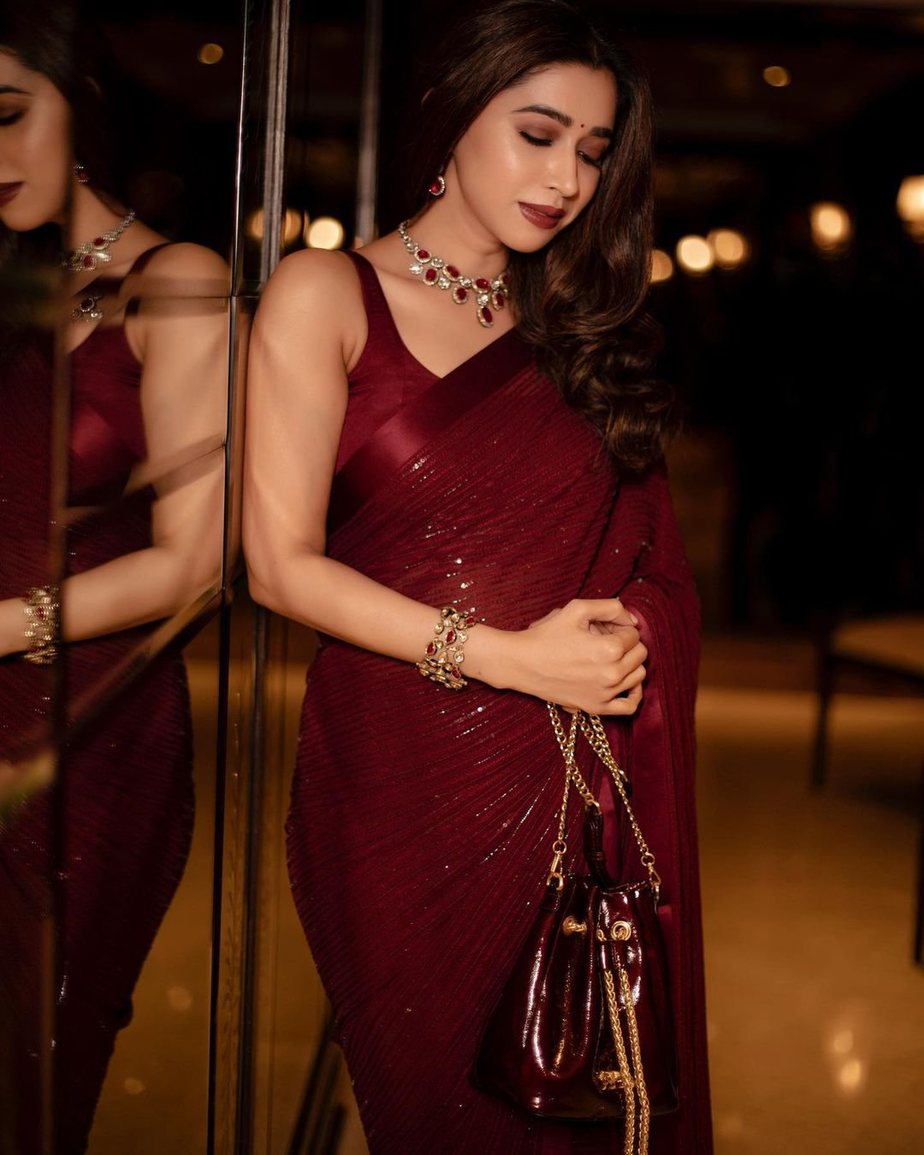 Elegant Pakistani Maroon Wedding Dress Online #BB225 | Red bridal dress,  Beautiful pakistani dresses, Indian bridal outfits