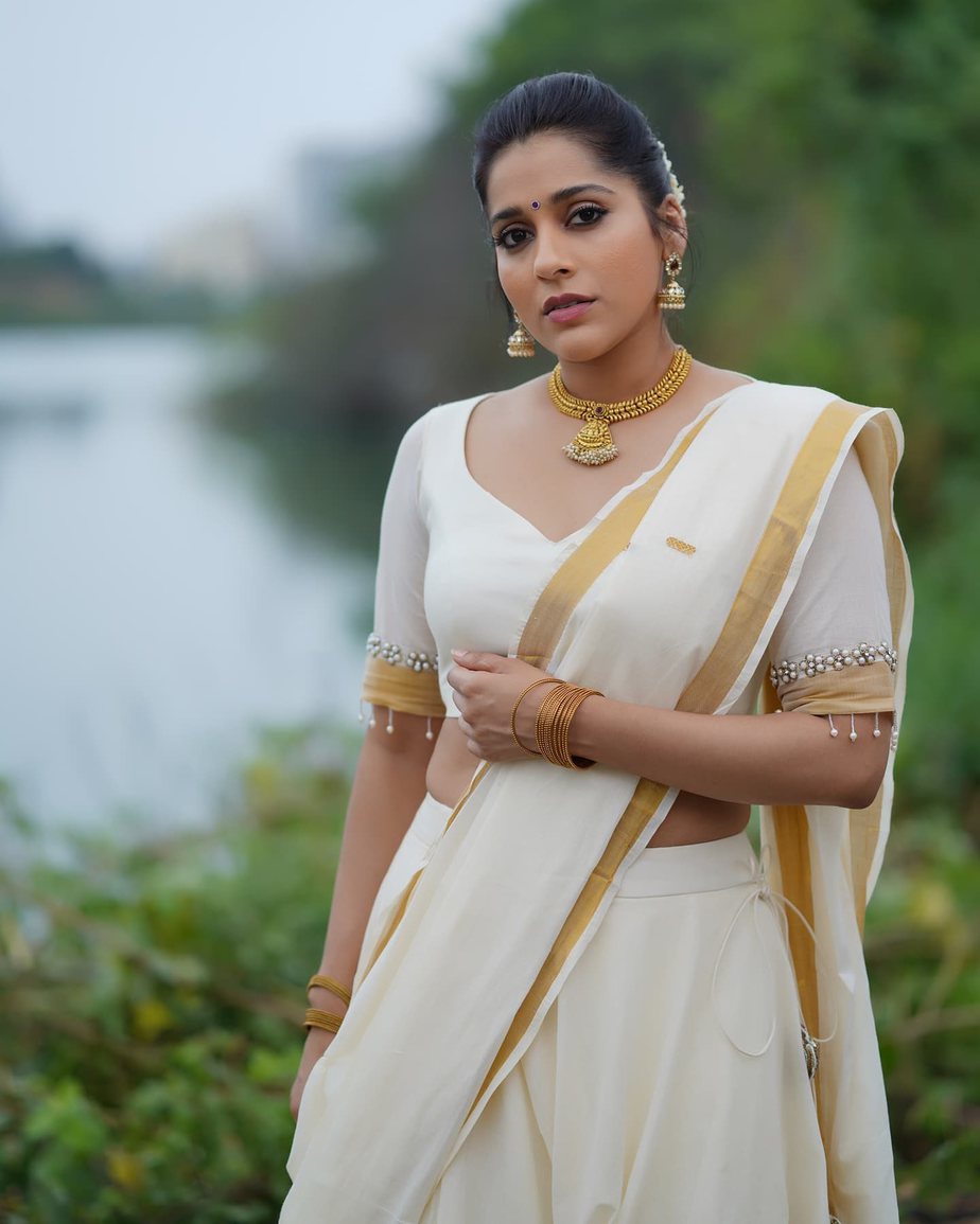 Rashmi Gautam Looks Beautiful In A Kasavu Half Saree