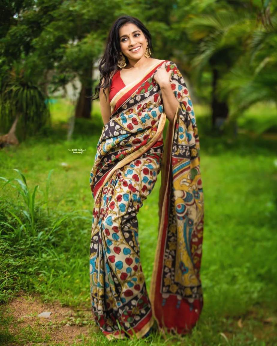 Rashmi Gautam captivates us with her new look in a beige kalamkari saree!