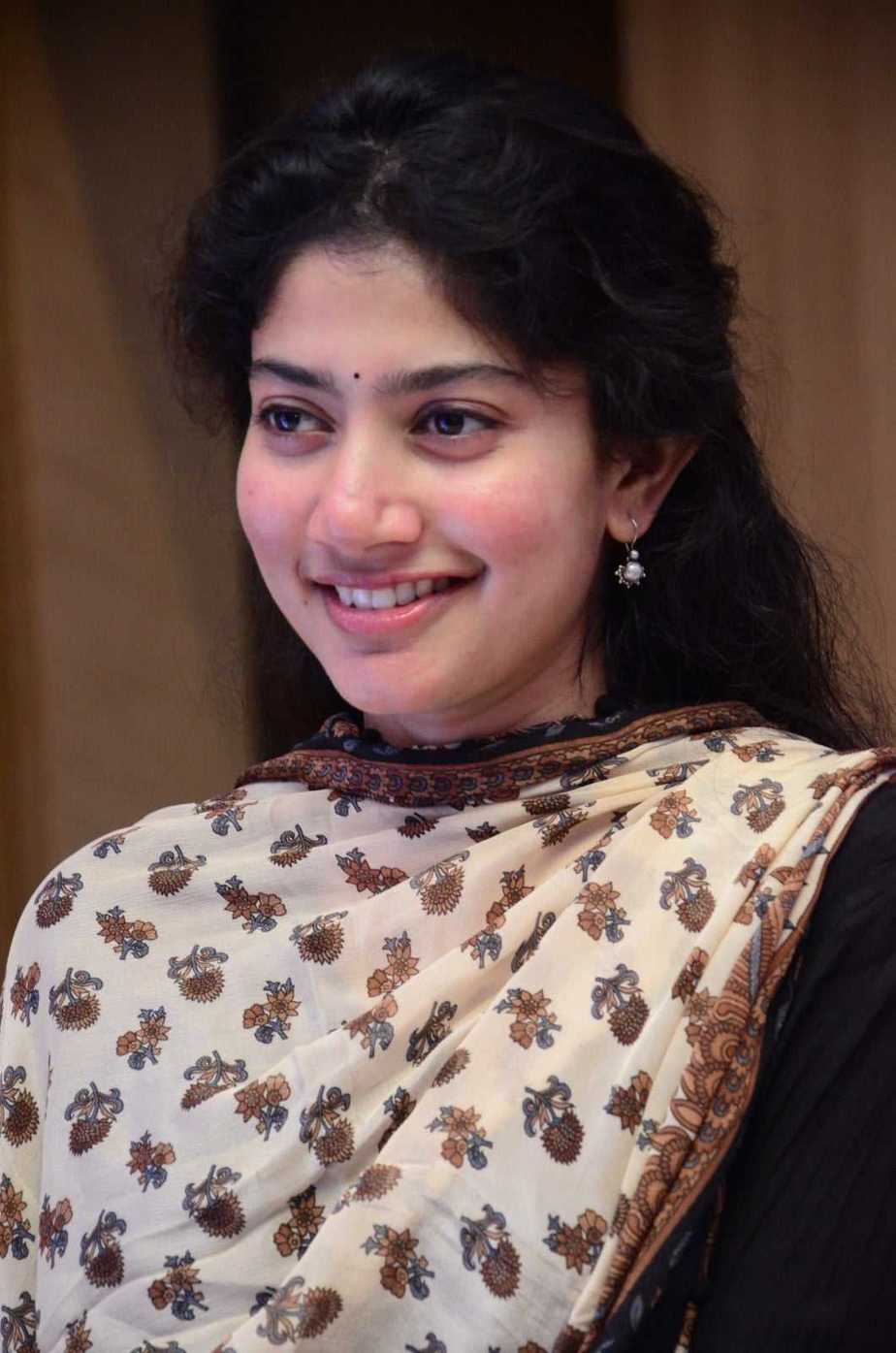 924px x 1395px - Sai Pallavi in a black anarkali at \