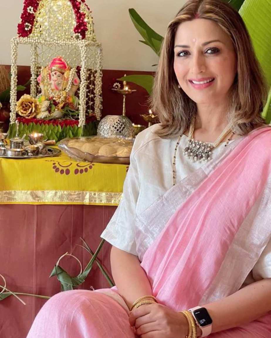 Sonali Bendre wishes fans for Ganesh Chathurti in a pink Jamdani saree!