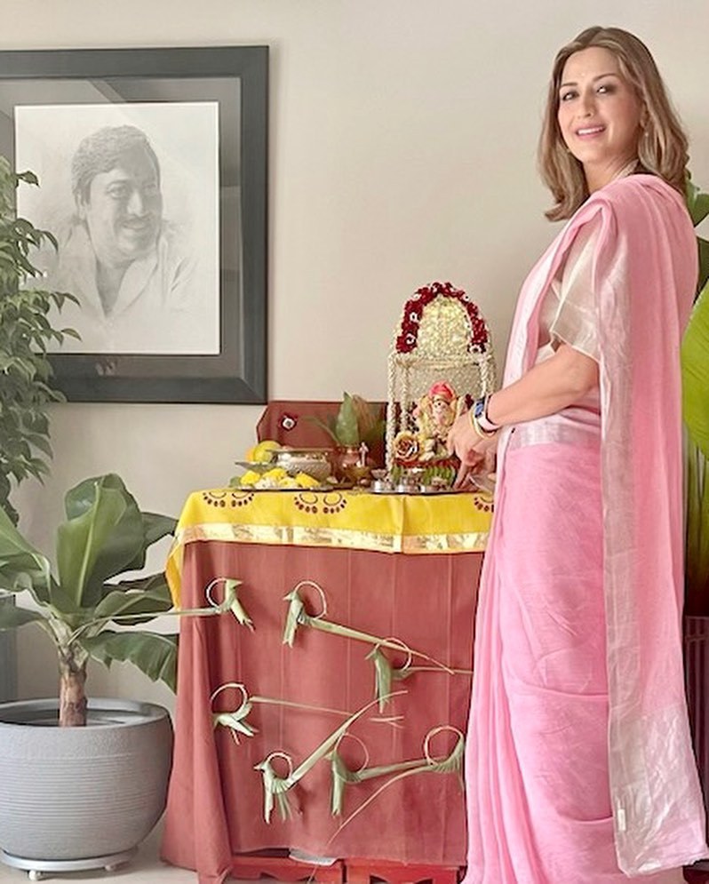 Sonali Bendre wishes fans for Ganesh Chathurti in a pink Jamdani saree!