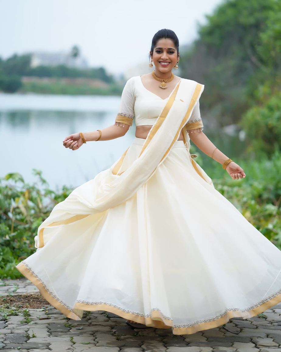 Rashmi Gautam looks beautiful in a kasavu half saree!