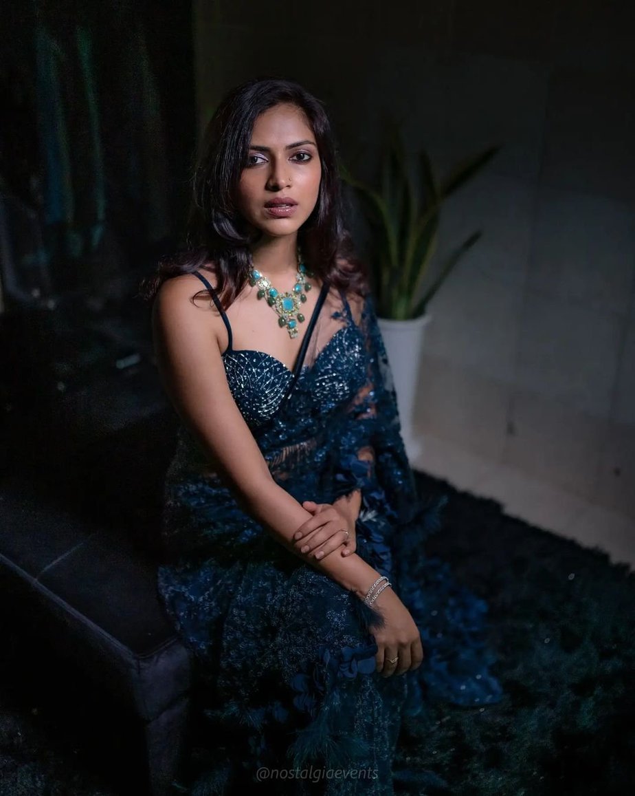 [Image: Amala-Paul-in-a-navy-blue-saree-by-Seaso...ding-4.jpg]