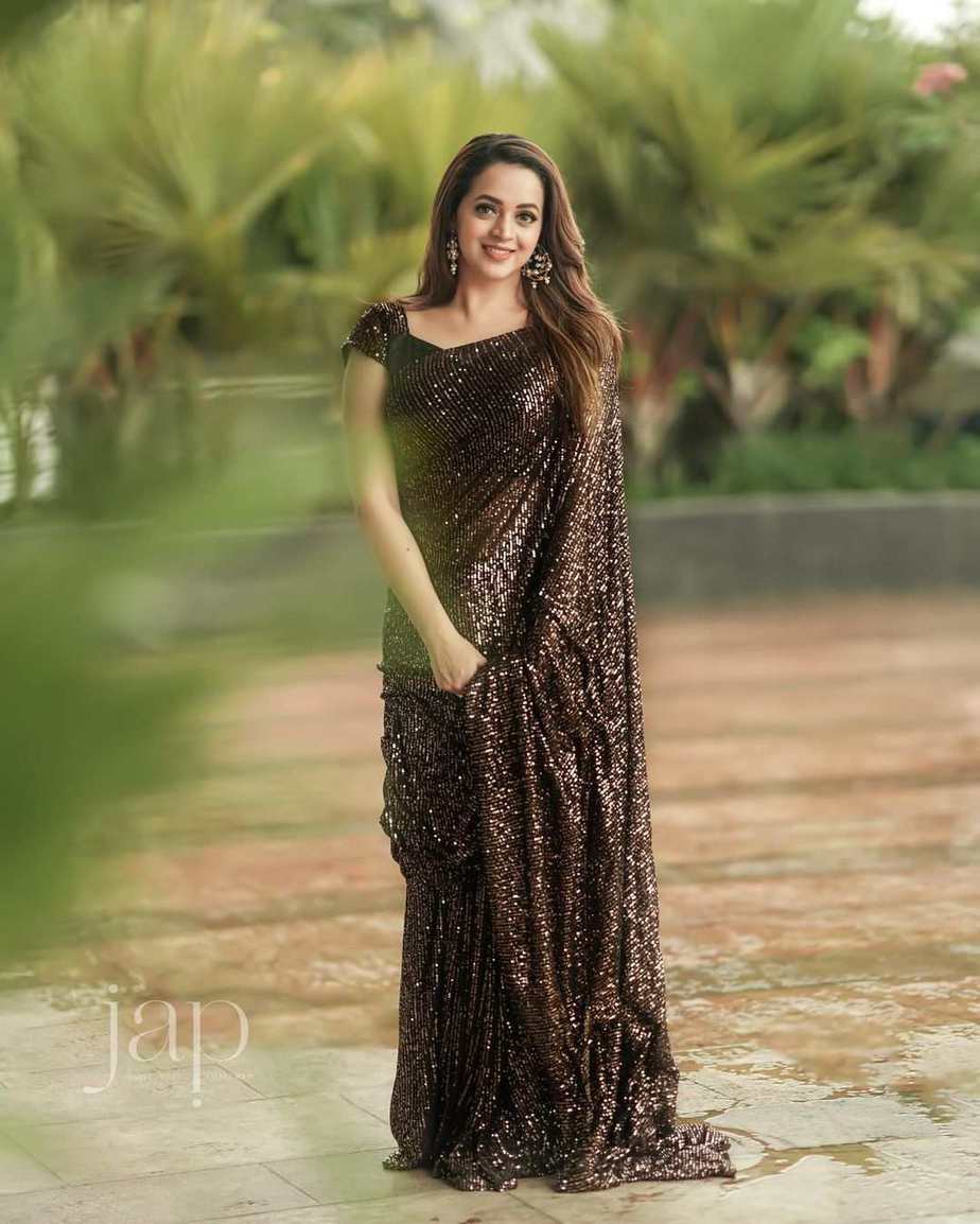 Bhavana Menon shines in a black sequinned saree!