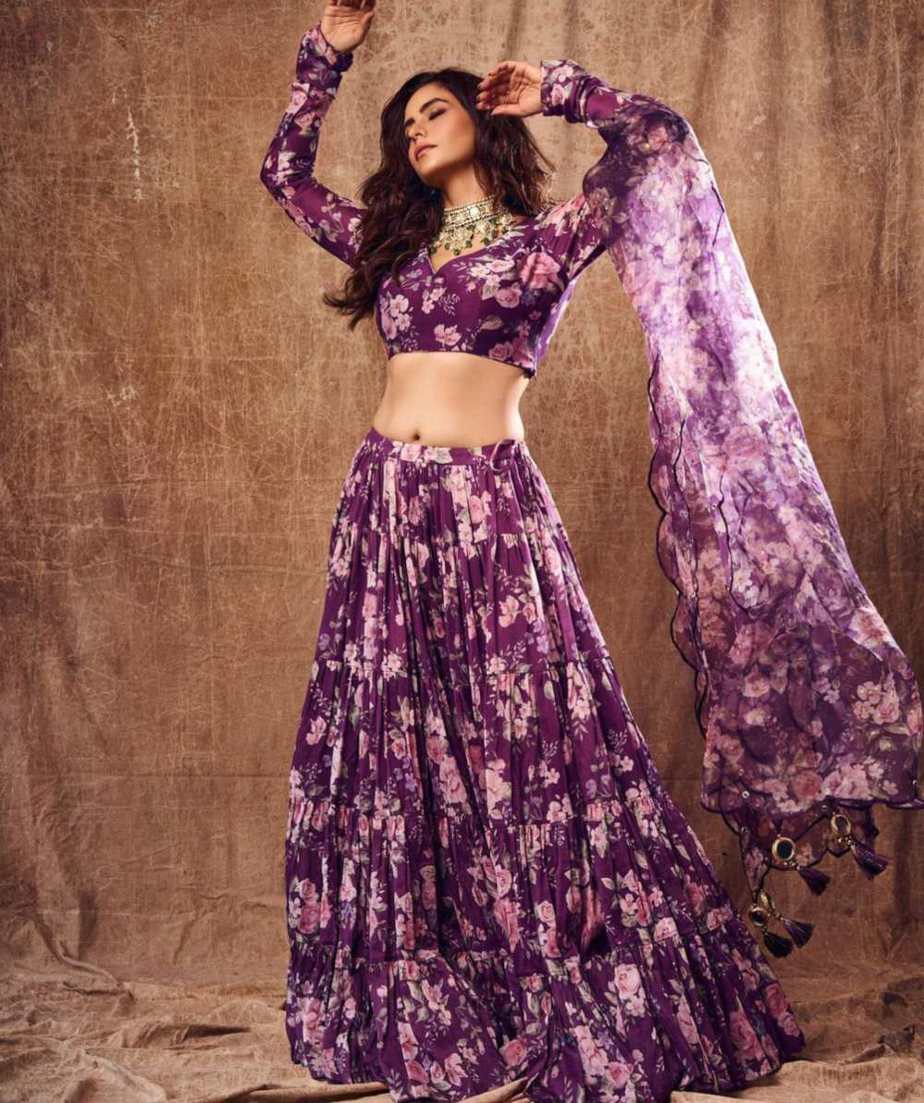 Aamna Sharif expresses her love for floral prints in a purple lehenga set!