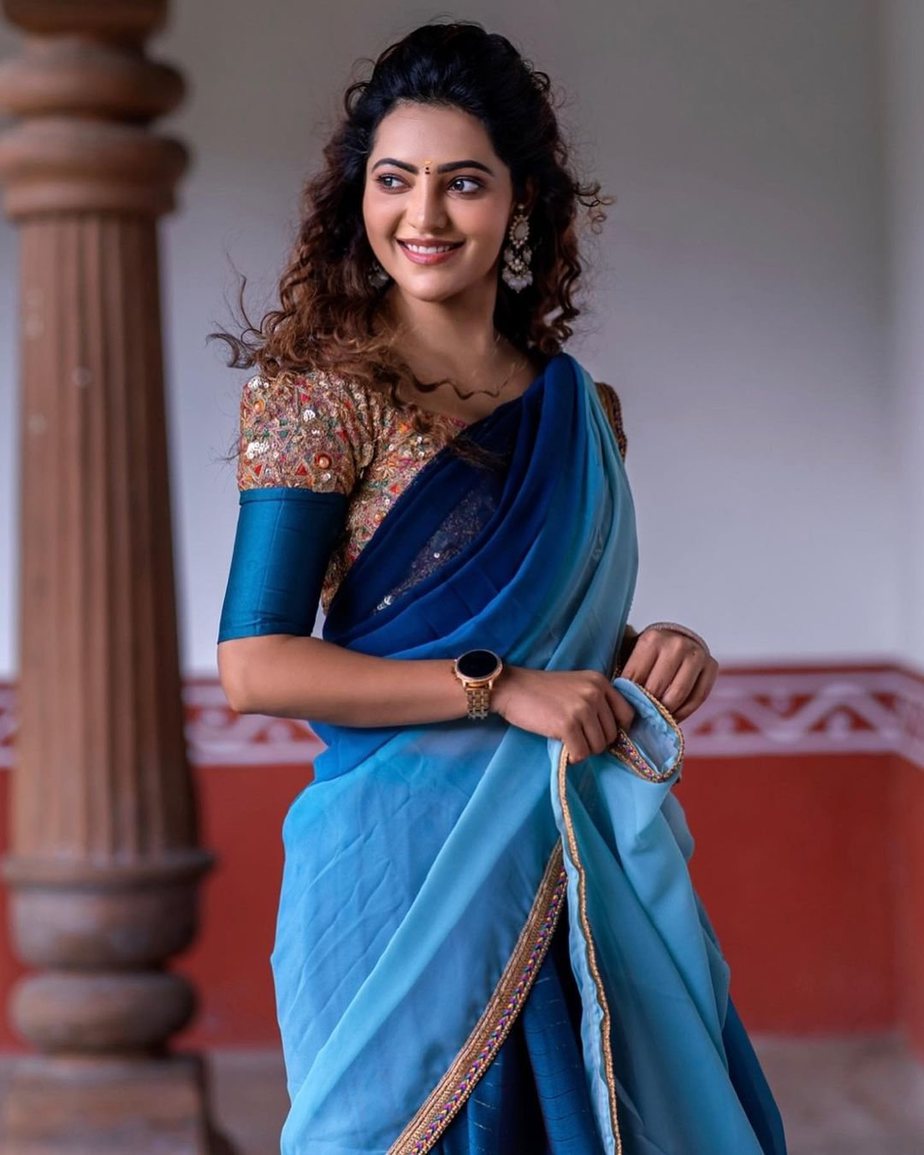 Athulyaa Ravi looks pretty in a blue half saree!