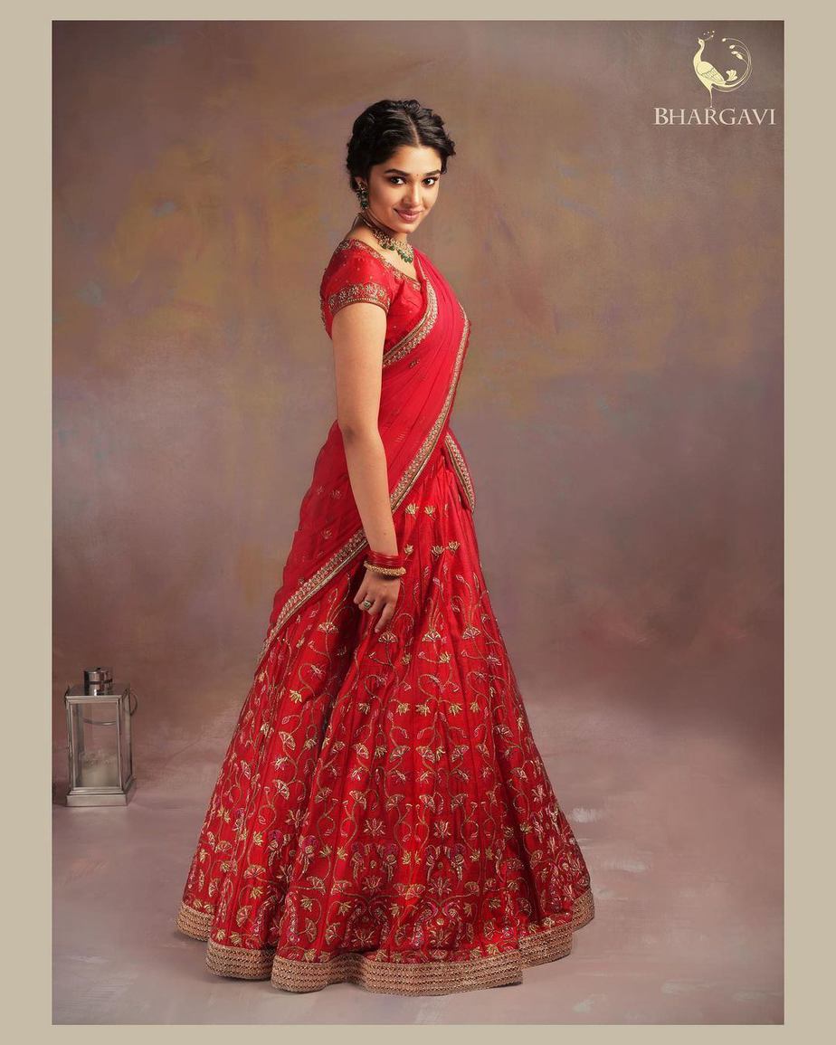 Krithi Shetty looks breathtakingly beautiful in a red hand ...