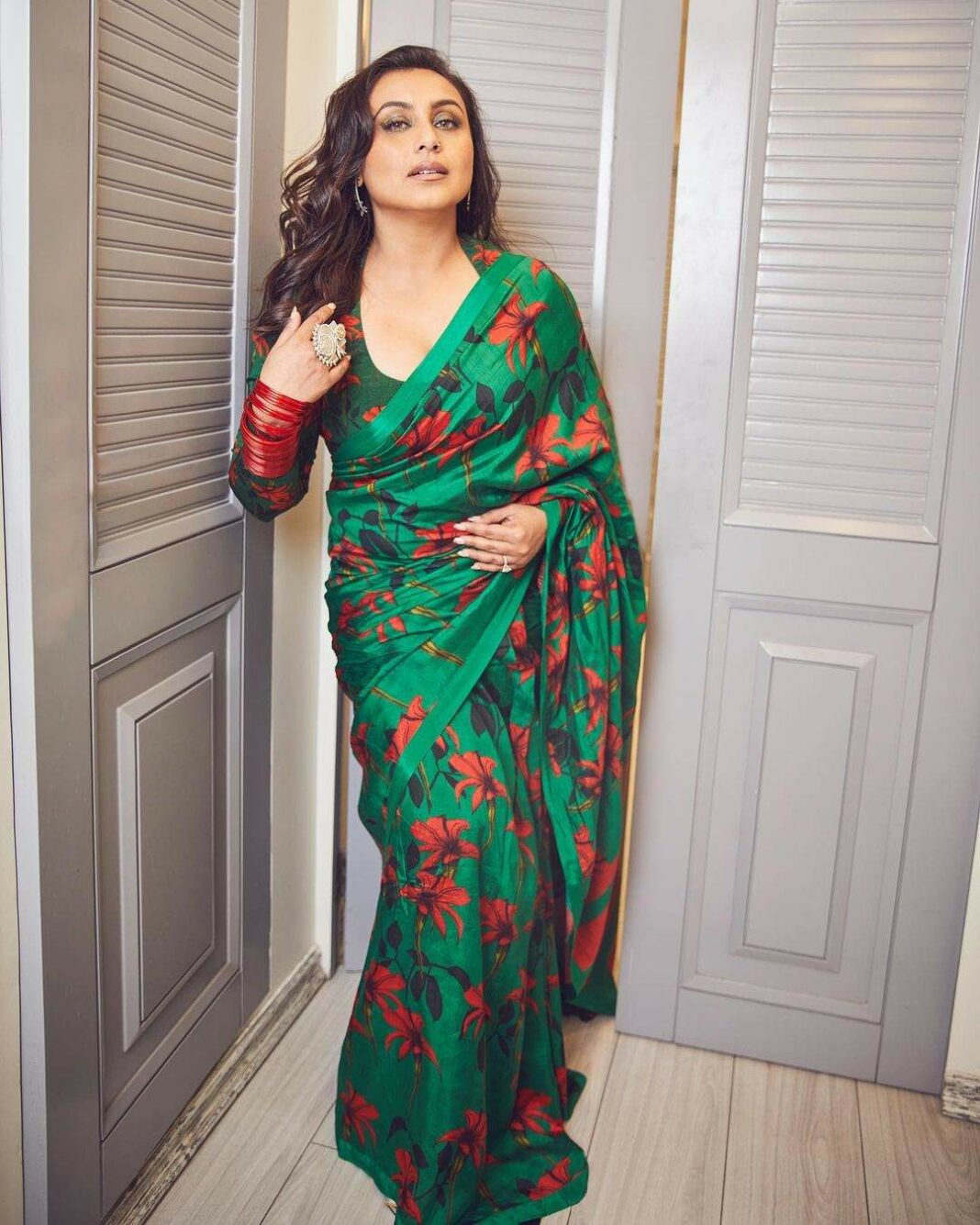3-looks-of-rani-mukherjee-in-printed-masaba-sarees-for-bunty-aur-babli