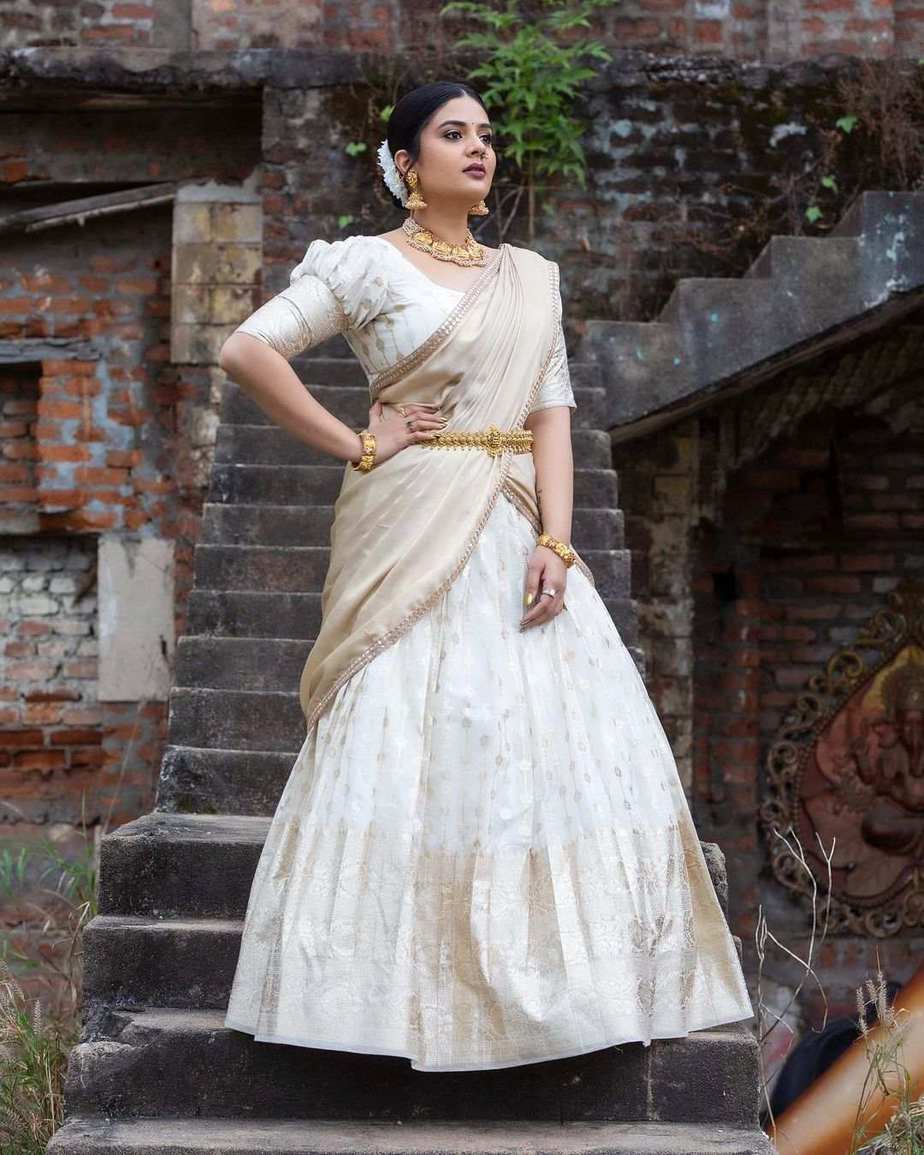 Sreemukhi in an elegant ivory half-saree for Karthigai!
