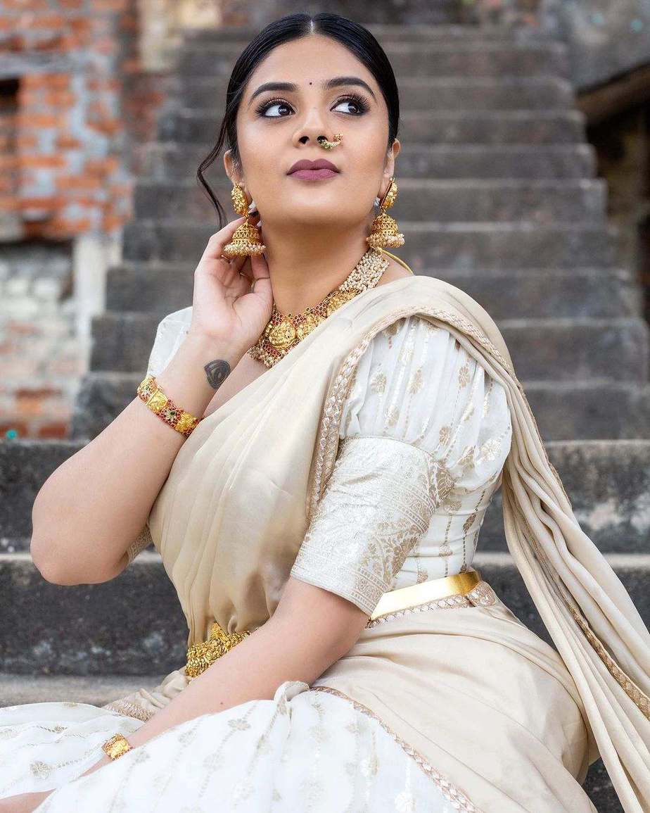 Sreemukhi in an elegant ivory half-saree for Karthigai!