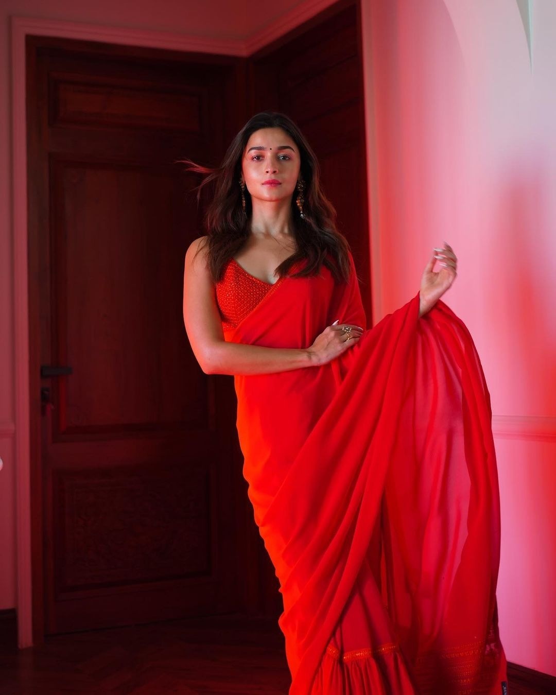 [Image: Alia-Bhatt-in-a-red-sabyasachi-saree-for...nch1.2.jpg]