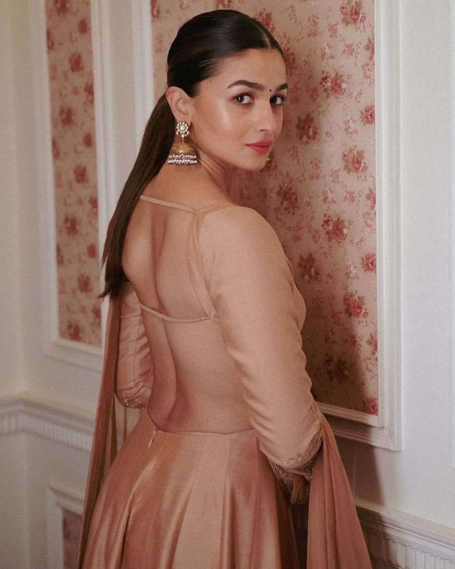 Alia Bhatt serves a gorgeous look in a nude kalidaar set for "RRR