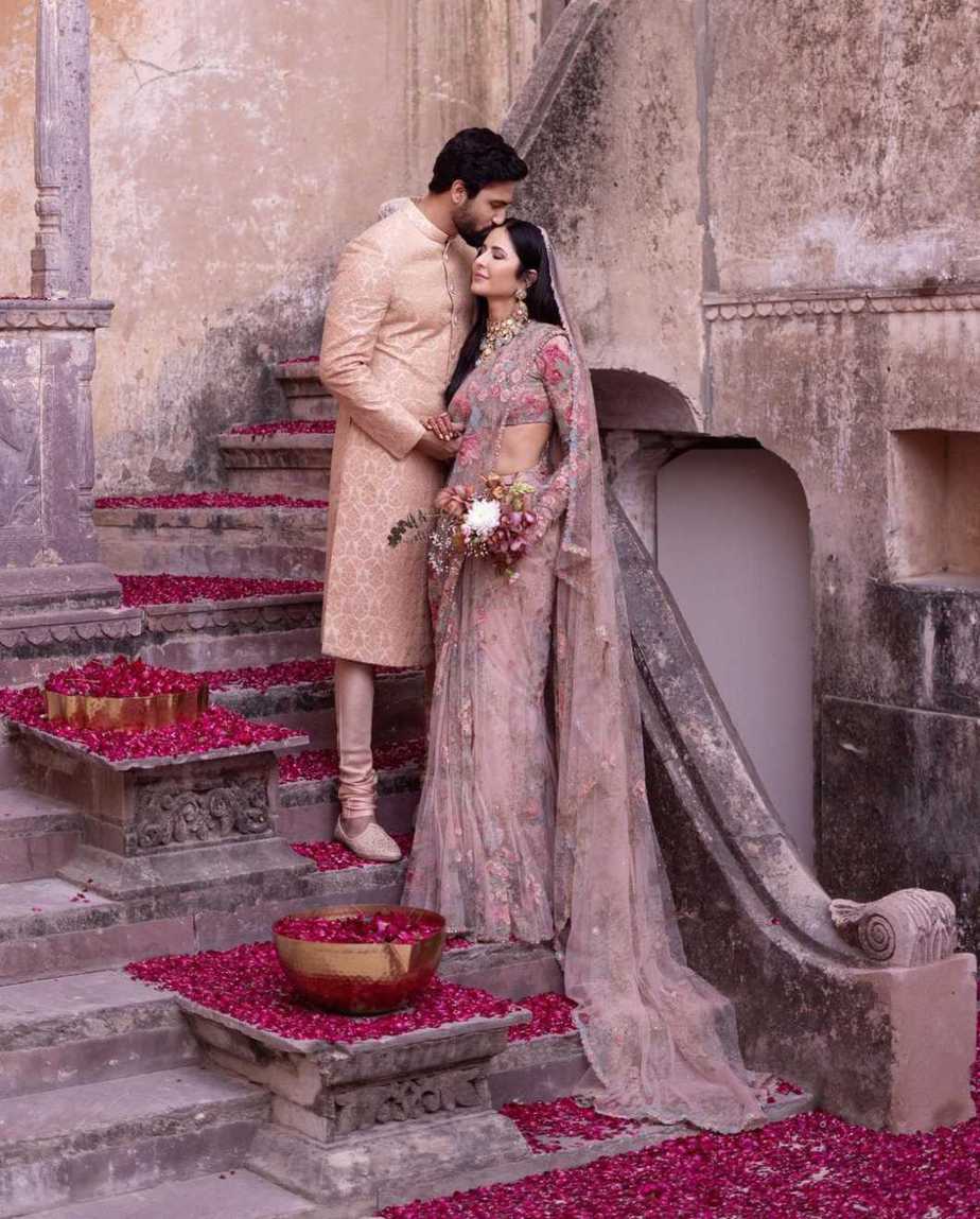 Katrina Kaif and Vicky Kaushal look like a dream in coordinated outfits at  their pre-wedding photoshoot!