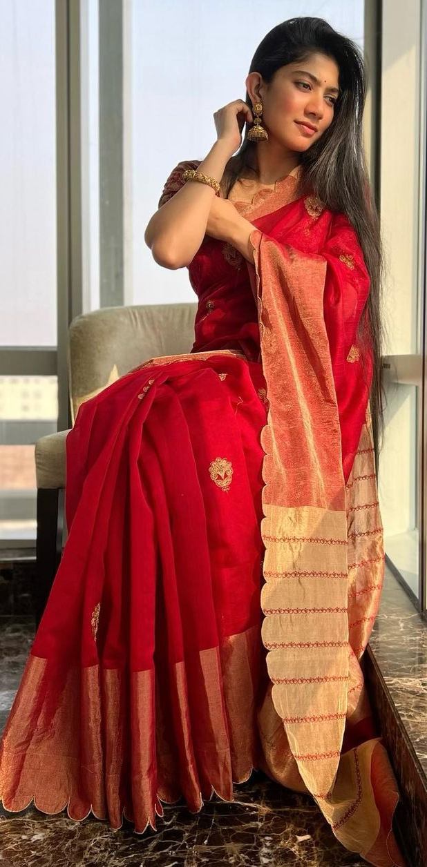 Saipallavi Porn - Sai Pallavi looks ravishing in a red saree at \