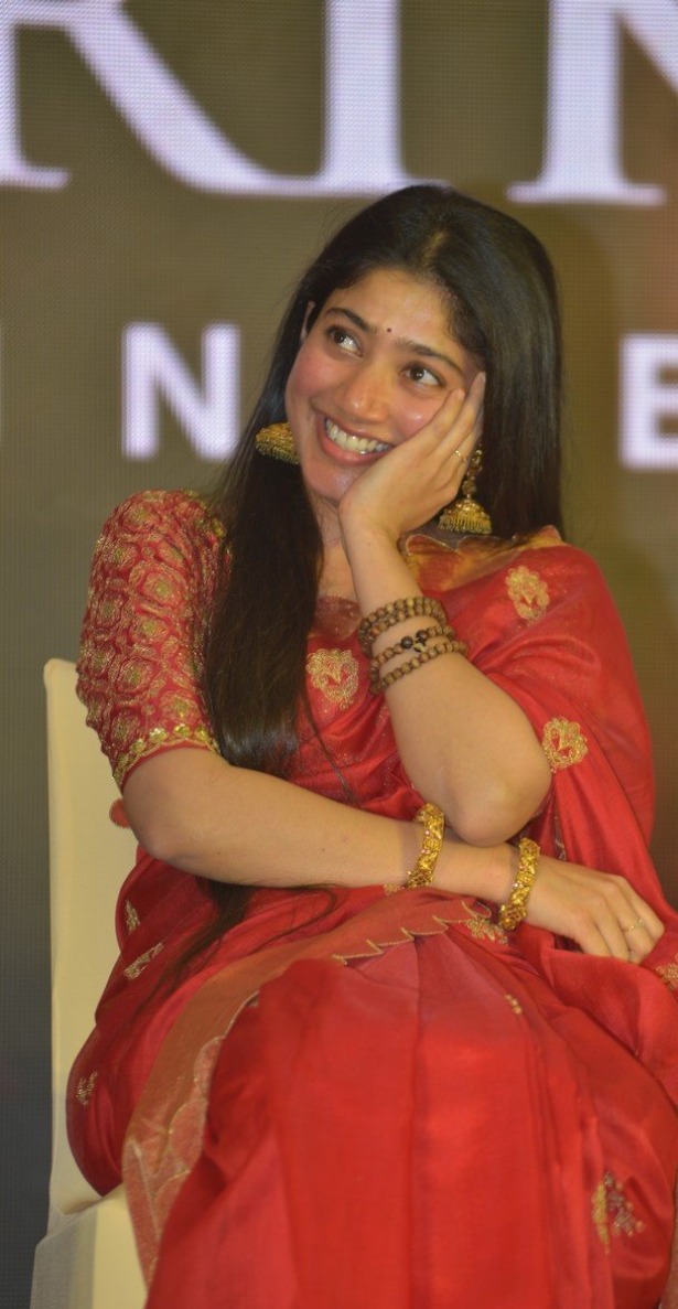 Saipallavi Porn - Sai Pallavi looks ravishing in a red saree at \