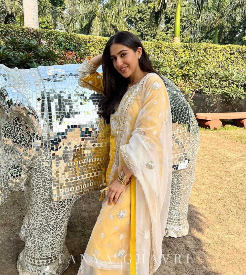 Sara Ali Khan in a sureena chowdri yellow kurta set for atrangi re 2 Sara Ali Khan in a sureena chowdri yellow kurta set for atrangi re-2