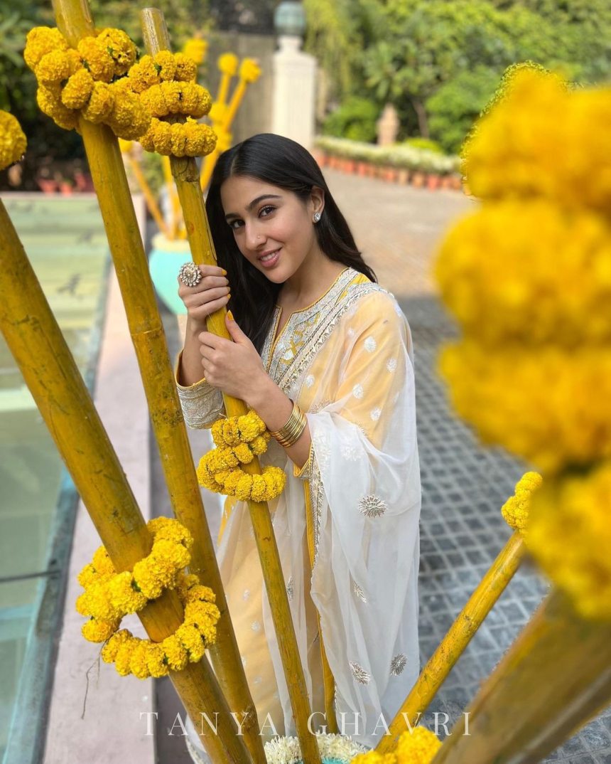 Sara Ali Khan in a sureena chowdri yellow kurta set for atrangi re1.1 Sara Ali Khan in a sureena chowdri yellow kurta set for atrangi re1.1