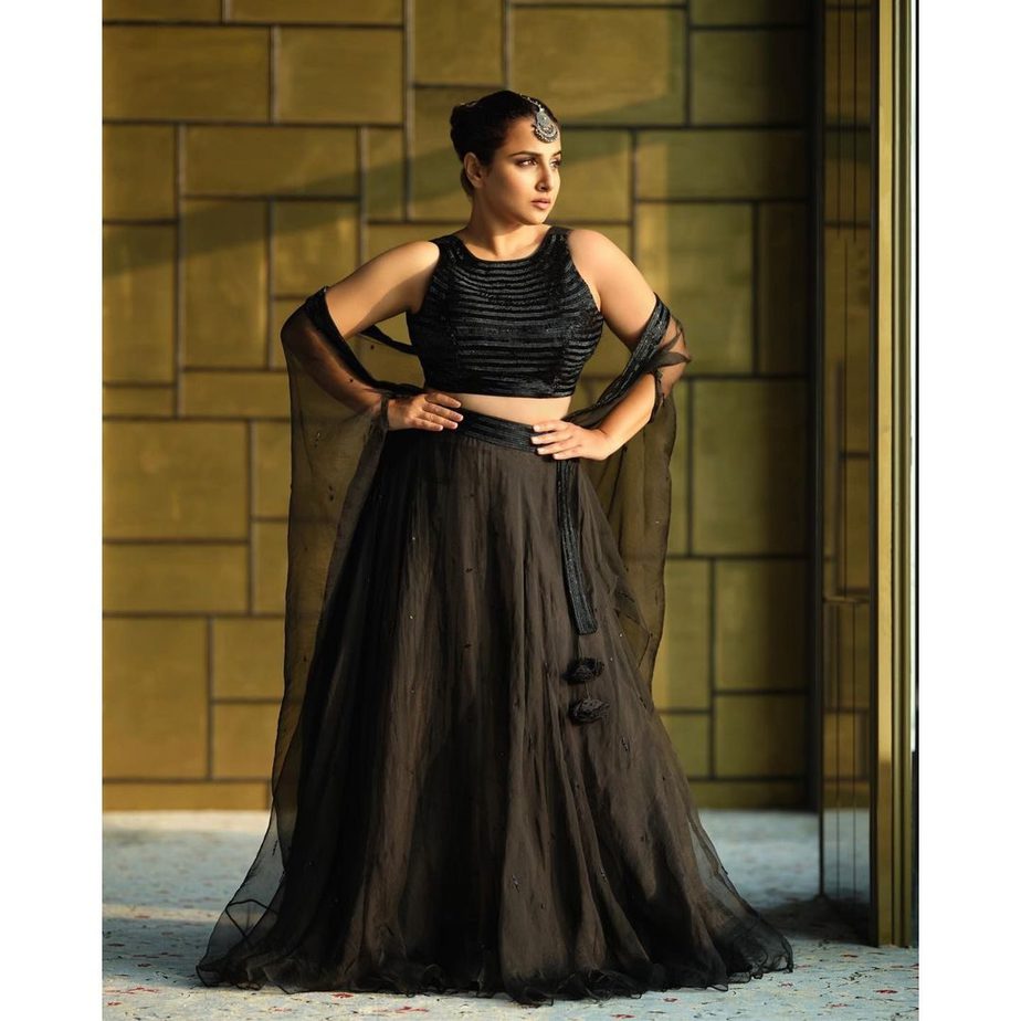 BLACK & GOLD LEHENGA – Ricco India