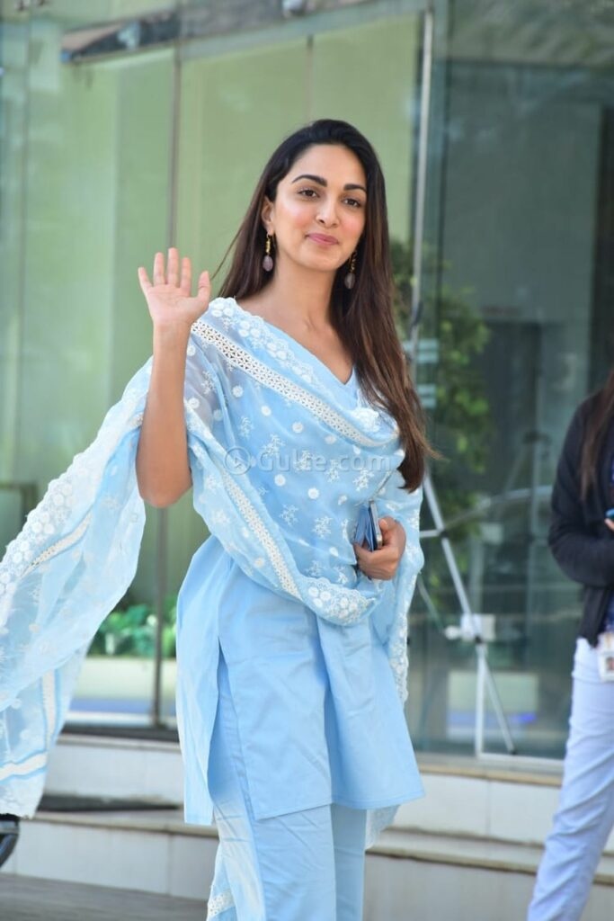 Kiara Advani's collection of kurtas : r/BollywoodFashion